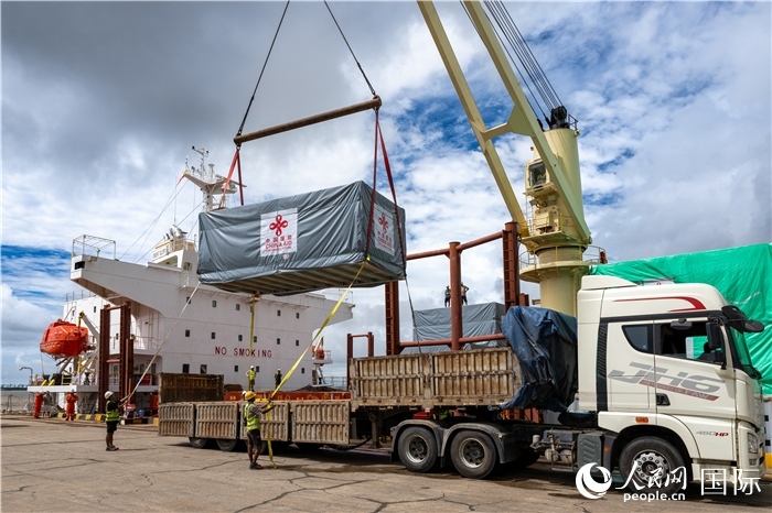 5月25日，當(dāng)?shù)毓と嗽诟劭趶呢涊喩闲遁d援緬第十五批緊急人道主義地震救災(zāi)物資。人民網(wǎng)記者謝佳君攝