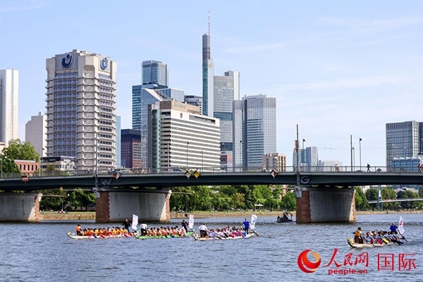 龍舟賽隊伍奮力揮槳、破浪前行。人民網(wǎng) 依琳攝