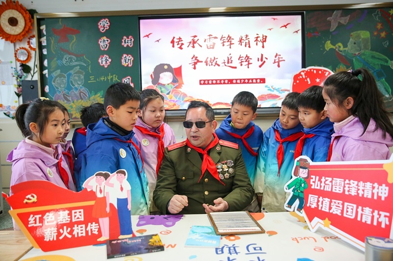 2025年3月3日，江蘇南通如皋市安定小學(xué)里，傷殘軍人許波銀在思政小課堂上向?qū)W生講述雷鋒故事。