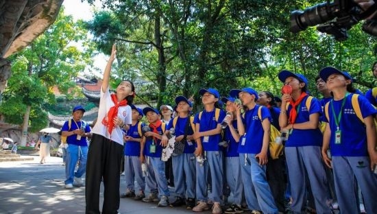 石刻小導(dǎo)游稅明潔為西藏小朋友志愿解說。