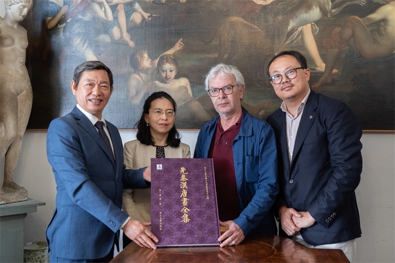 圖片說明：捐贈儀式現(xiàn)場。 張錫琪攝