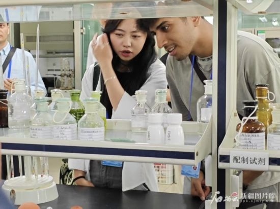 5月26日，2025上合組織國家媒體合作論壇嘉賓參觀新奇康藥業(yè)股份有限公司實(shí)驗(yàn)室。石榴云/新疆日報(bào)記者 宋海波攝