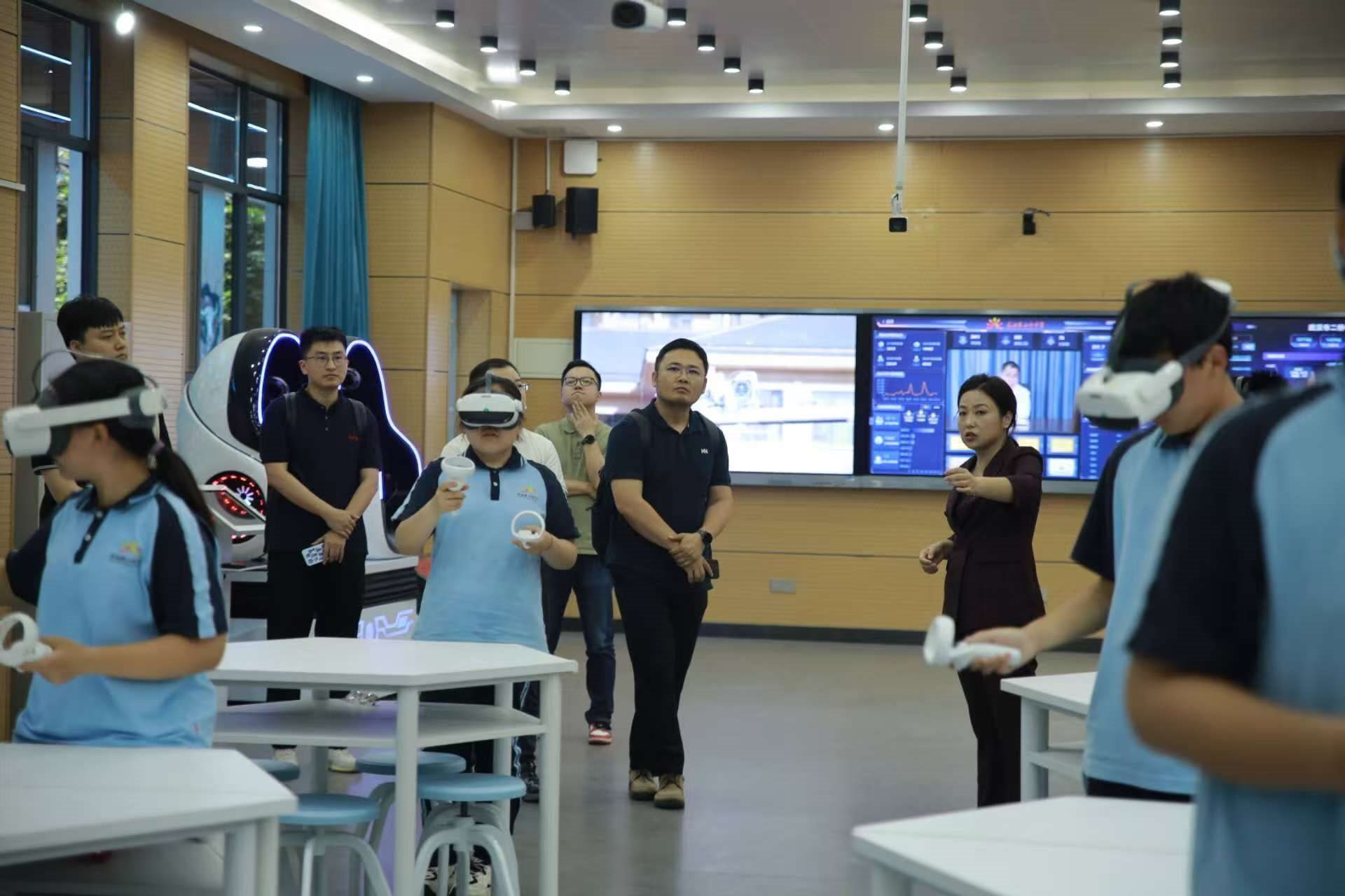 二橋中學(xué)學(xué)生在應(yīng)用VR設(shè)備學(xué)習(xí)。主辦方供圖