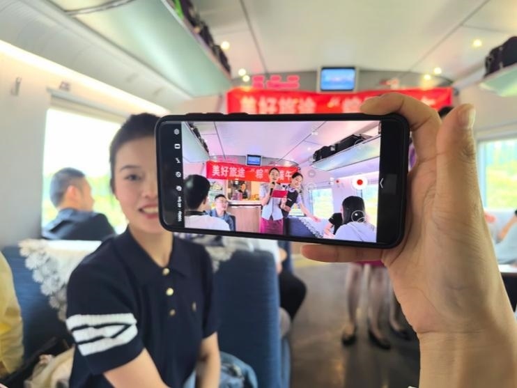 在活動(dòng)中，旅客紛紛舉起手機(jī)拍攝。顏笑攝