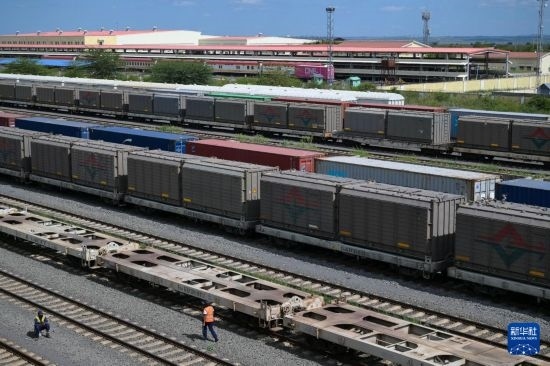 5月31日，在蒙內(nèi)鐵路內(nèi)羅畢站到發(fā)場(chǎng)，鐵路工人在鐵道旁巡檢。新華社記者 楊光 攝