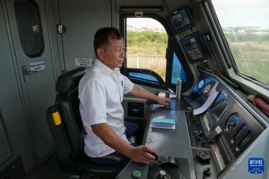 5月31日，在蒙內(nèi)鐵路內(nèi)羅畢站，機(jī)車駕駛員蔣立平在即將開往蒙巴薩的E2次列車上進(jìn)行準(zhǔn)備工作。新華社記者 楊光 攝