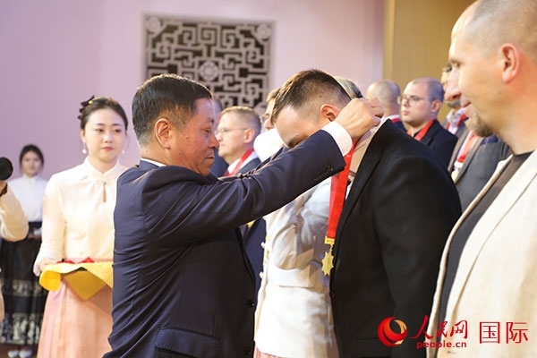 中國(guó)駐俄羅斯大使張漢暉為獲獎(jiǎng)?wù)哳C獎(jiǎng)。人民網(wǎng)記者 肖新新攝