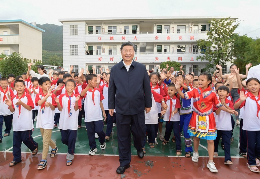2020年9月16日，在湖南郴州市汝城縣文明瑤族鄉(xiāng)第一片小學，師生們簇擁著習近平總書記步出校園。新華社記者 李學仁 攝