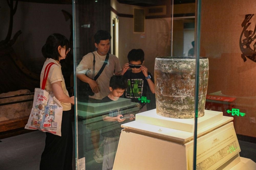 △2025年5月18日，游客在廣東廣州南越王博物院（王墓展區(qū)）體驗(yàn)AR眼鏡智慧導(dǎo)覽服務(wù)。