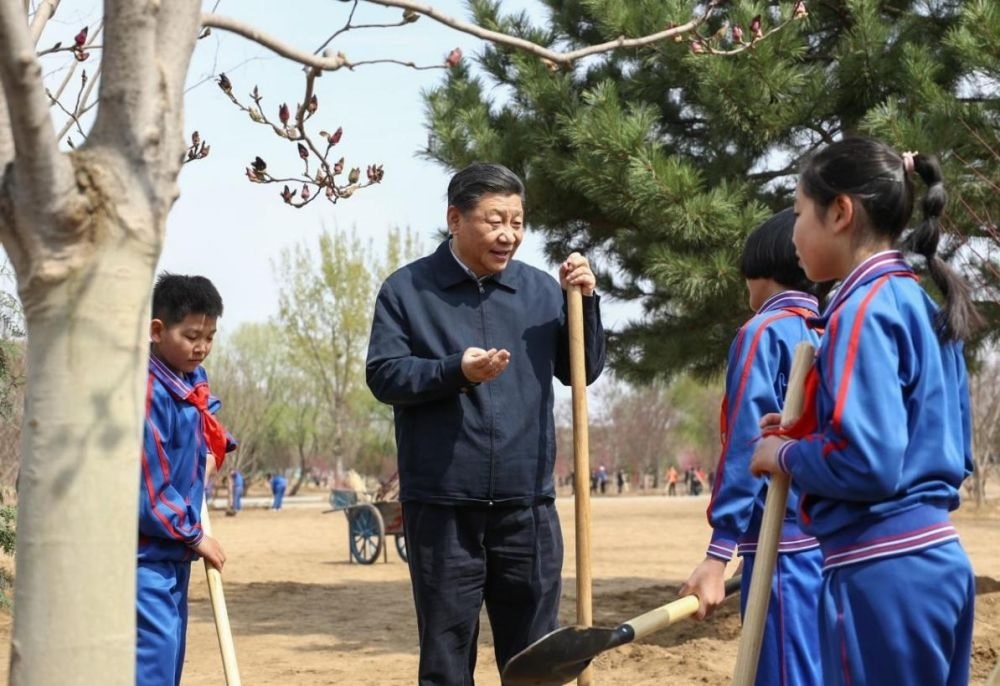 2019年4月8日，習近平總書記參加首都義務(wù)植樹活動。這是習近平總書記同少先隊員在一起。新華社記者 鞠鵬 攝
