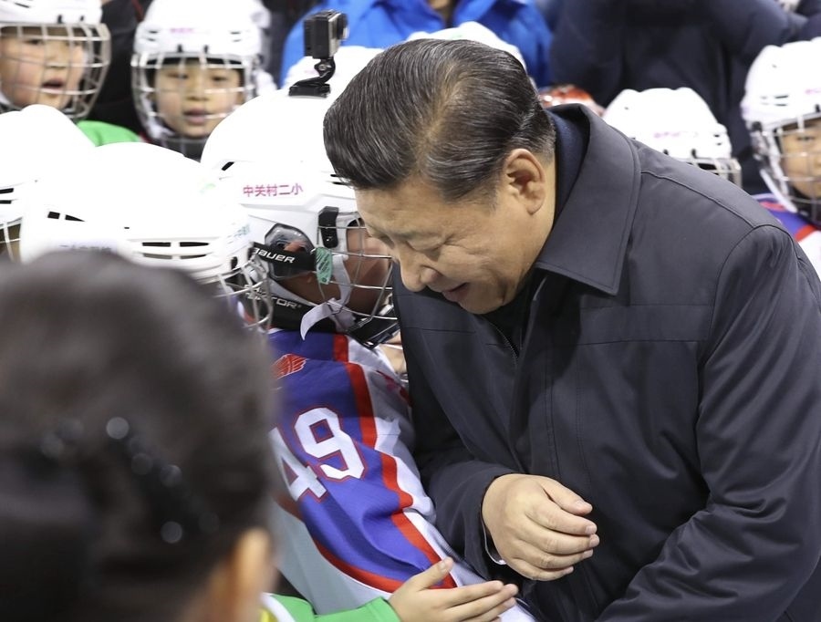 2017年2月24日，習近平總書記在北京五棵松體育中心考察時同青少年冰球愛好者“撞肩”，表示相互問候。新華社記者 丁林 攝
