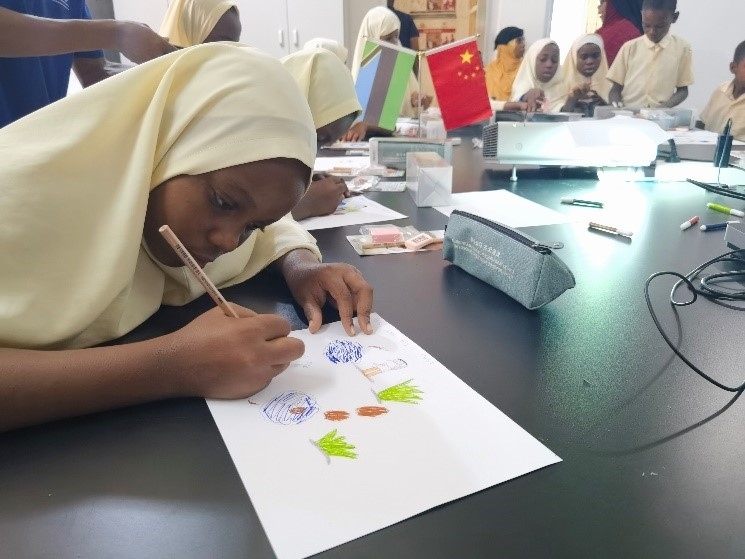 學(xué)生踴躍參與繪畫活動(dòng)。施亮攝