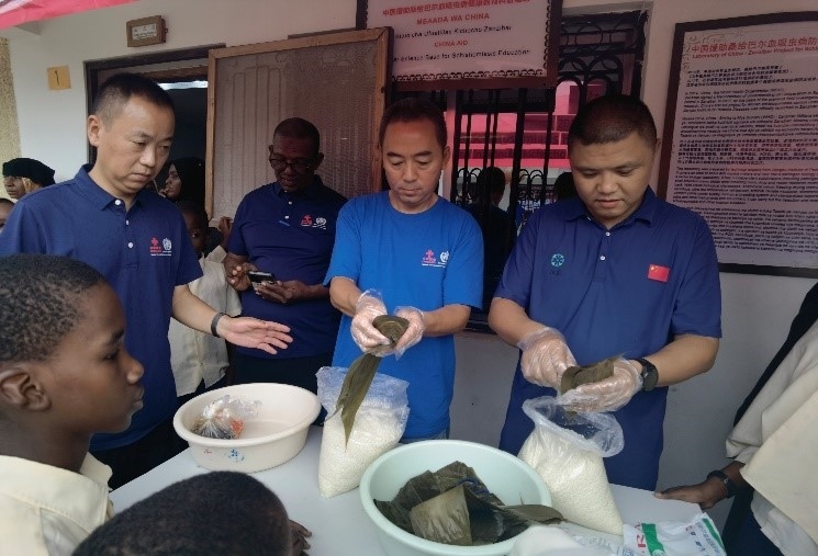 中方專家示范包粽子。施亮攝