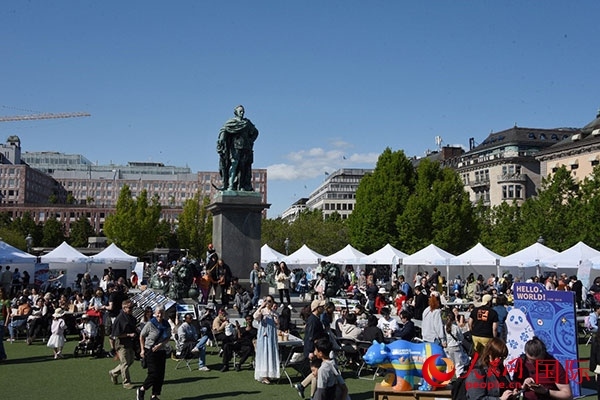 “你好！中國”端午游園會在斯德哥爾摩國王花園廣場舉辦。人民網(wǎng)記者 殷淼攝