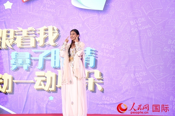 演唱中文歌曲。人民網(wǎng)記者任皓宇攝