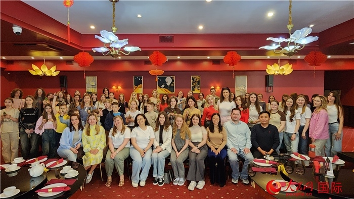 “慶端午學(xué)中文”活動全體合照。人民網(wǎng)記者蔡子暢攝