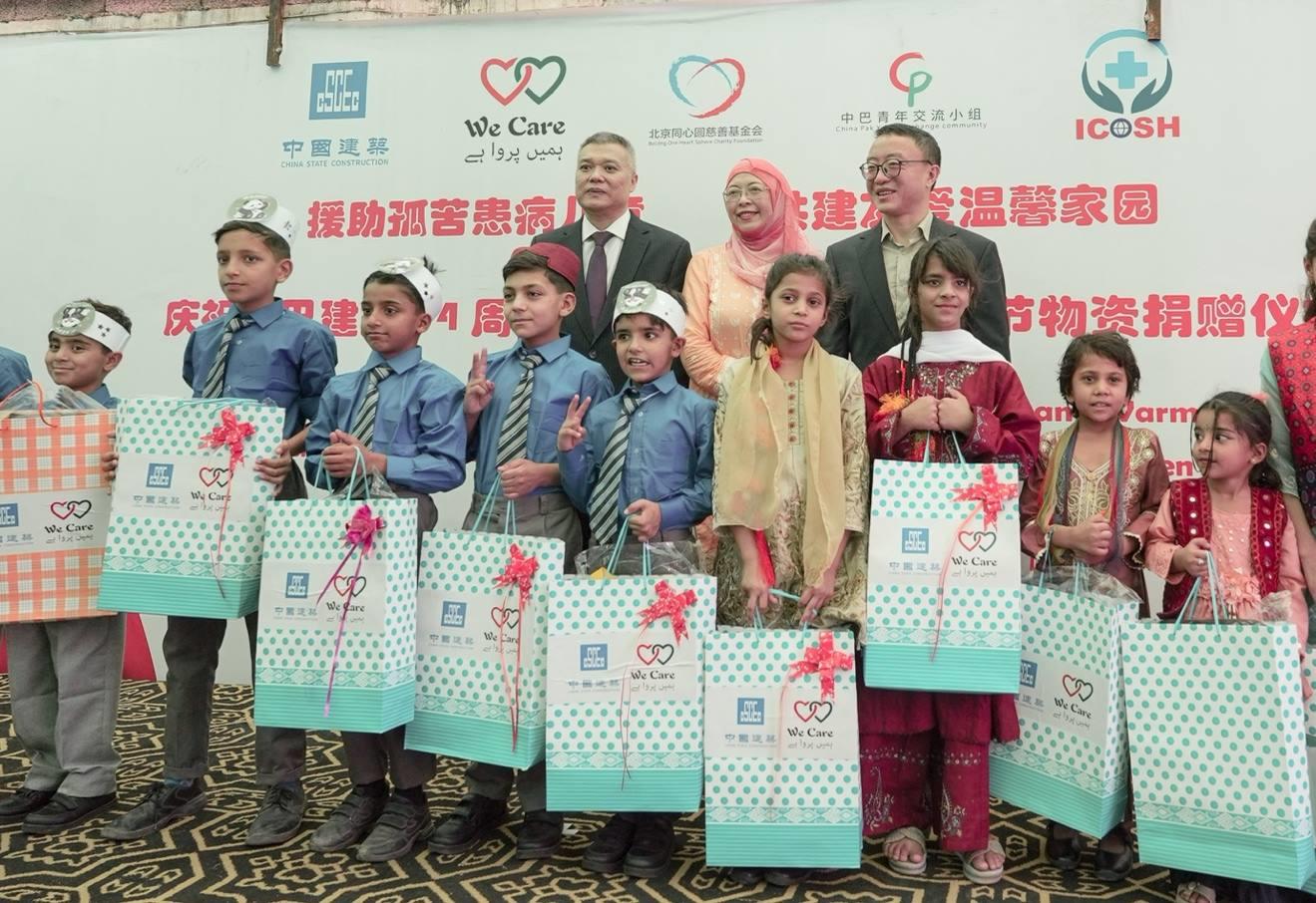 受捐孤兒在儀式上合影留念。瓦加斯·阿赫邁德攝