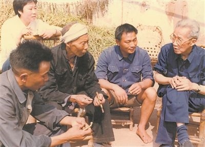 侯光炯（右一）和農(nóng)民在一起親切交流。 西南大學(xué)檔案館供圖