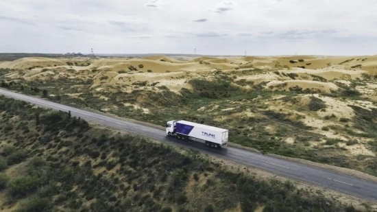 主線科技智能卡車行駛在路上。