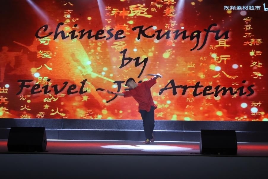 恩星學(xué)校中學(xué)部學(xué)生表演武術(shù)。哈山努丁大學(xué)孔子學(xué)院供圖