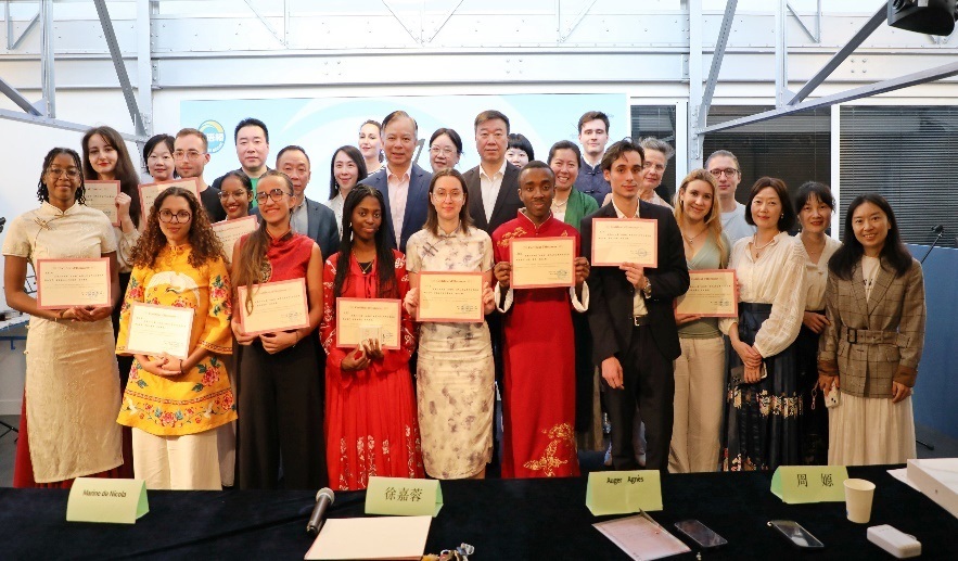 圖1：中國駐法使館公使陳力、教育公參周家貴與比賽師生、評委合影（圖片：巴黎西岱大學(xué)孔子學(xué)院）